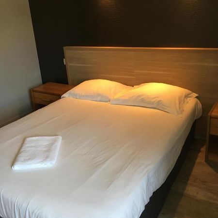 Hotel Le Bretagne Et Restaurant Le Papillon Gorron Bagian luar foto