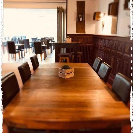 Hotel Le Bretagne Et Restaurant Le Papillon Gorron Bagian luar foto