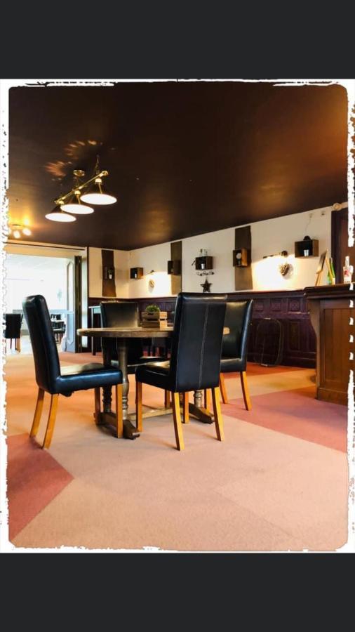Hotel Le Bretagne Et Restaurant Le Papillon Gorron Bagian luar foto