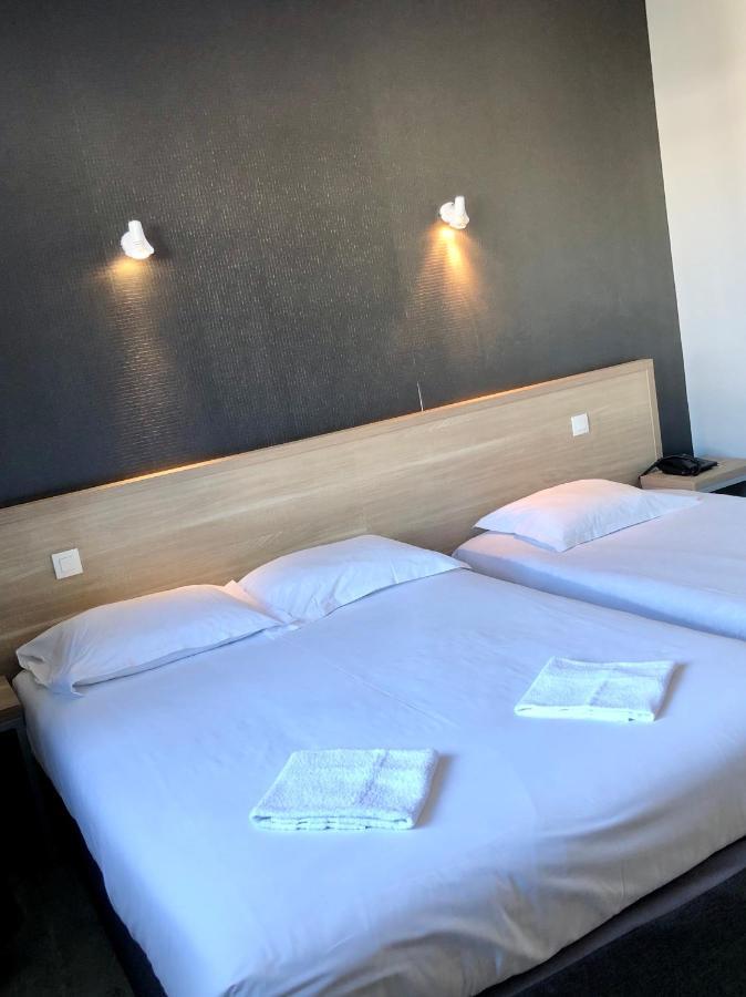 Hotel Le Bretagne Et Restaurant Le Papillon Gorron Bagian luar foto